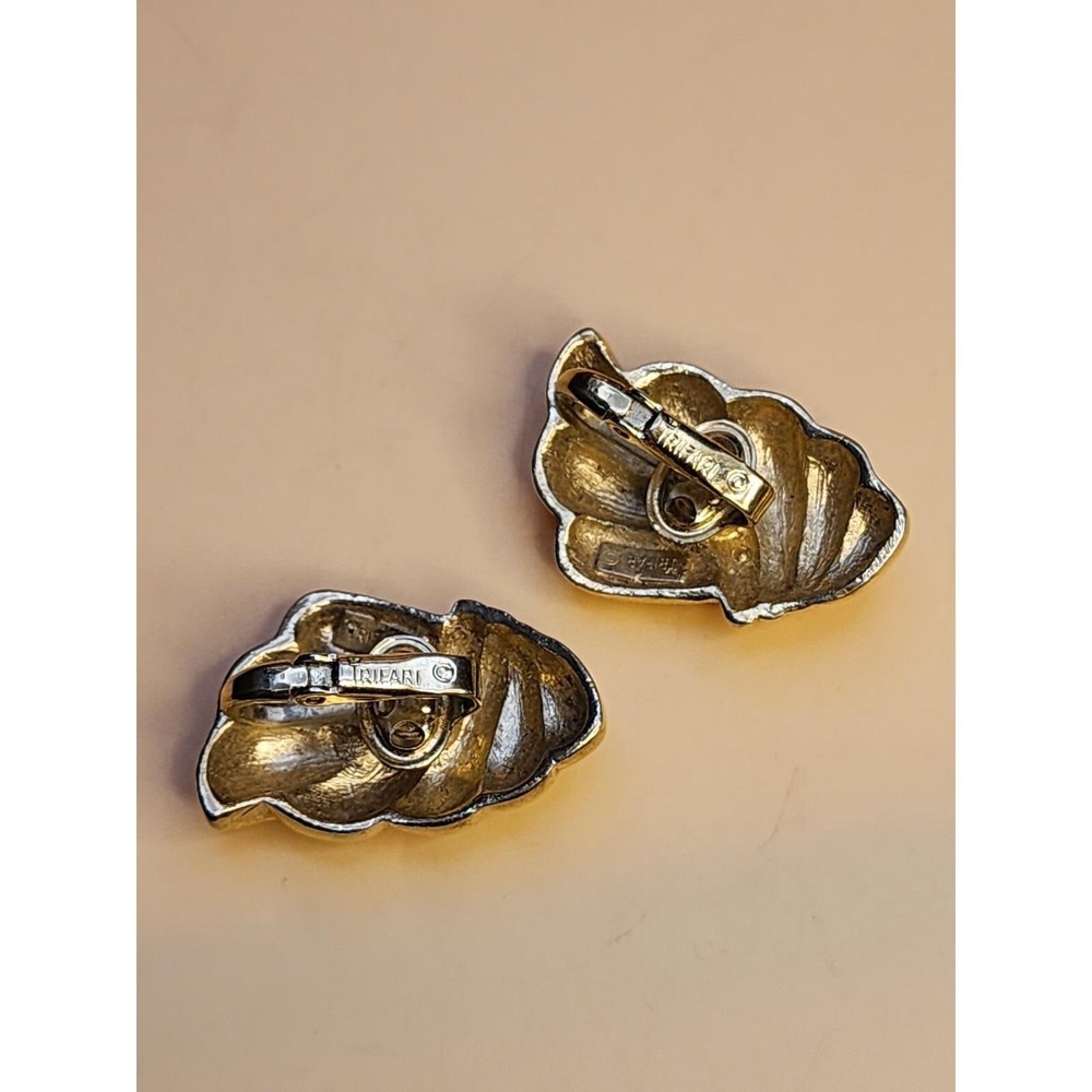 64 Yr Old Signed CROWN TRIFARI Gold Tone Scalloped Clip-On Earrings FREE $HIP!! - Picture 4 of 7